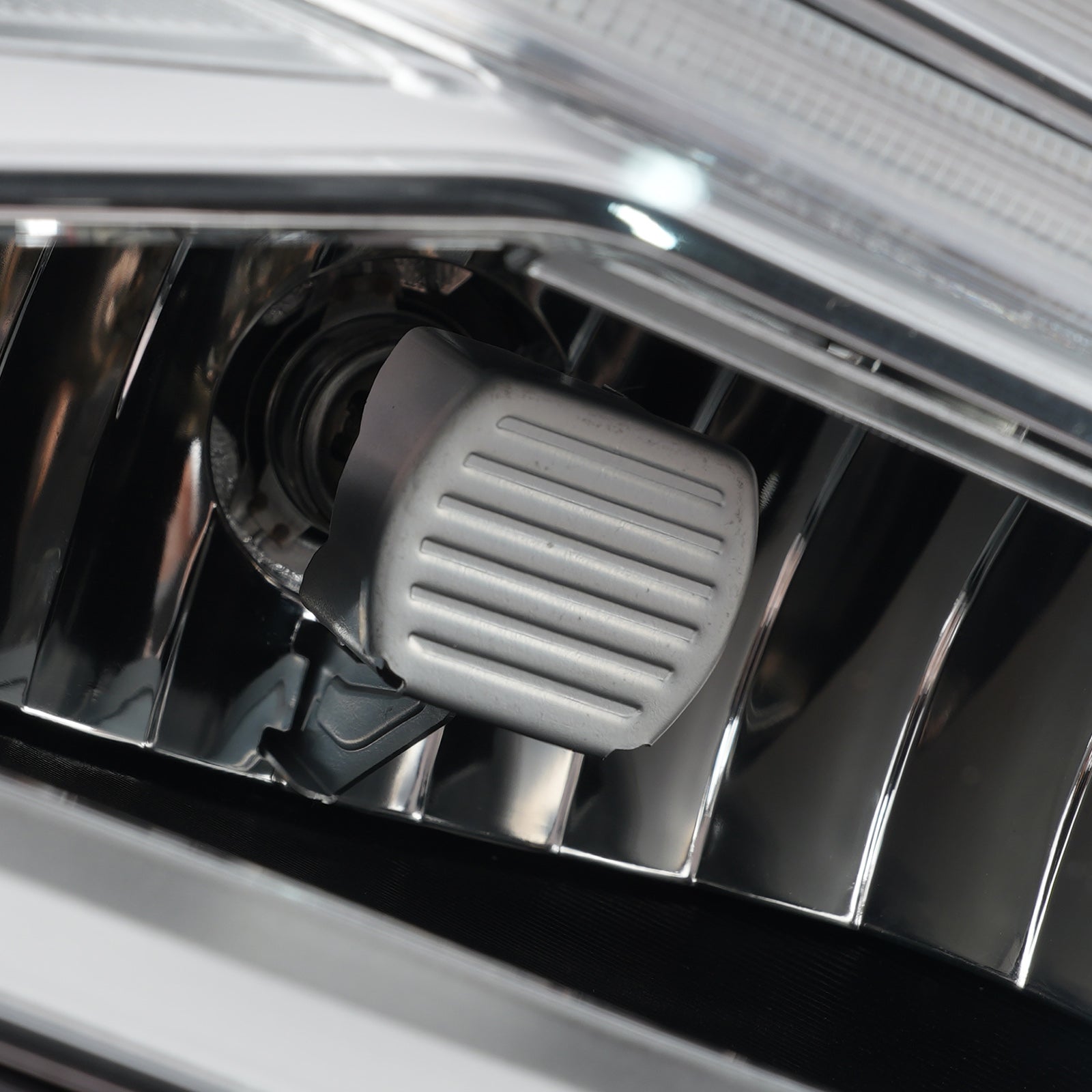 Oikea Xenon-ajovalo polttimolla ja liitäntälaitteella 8U0941044E Audi Q3 2016-2018