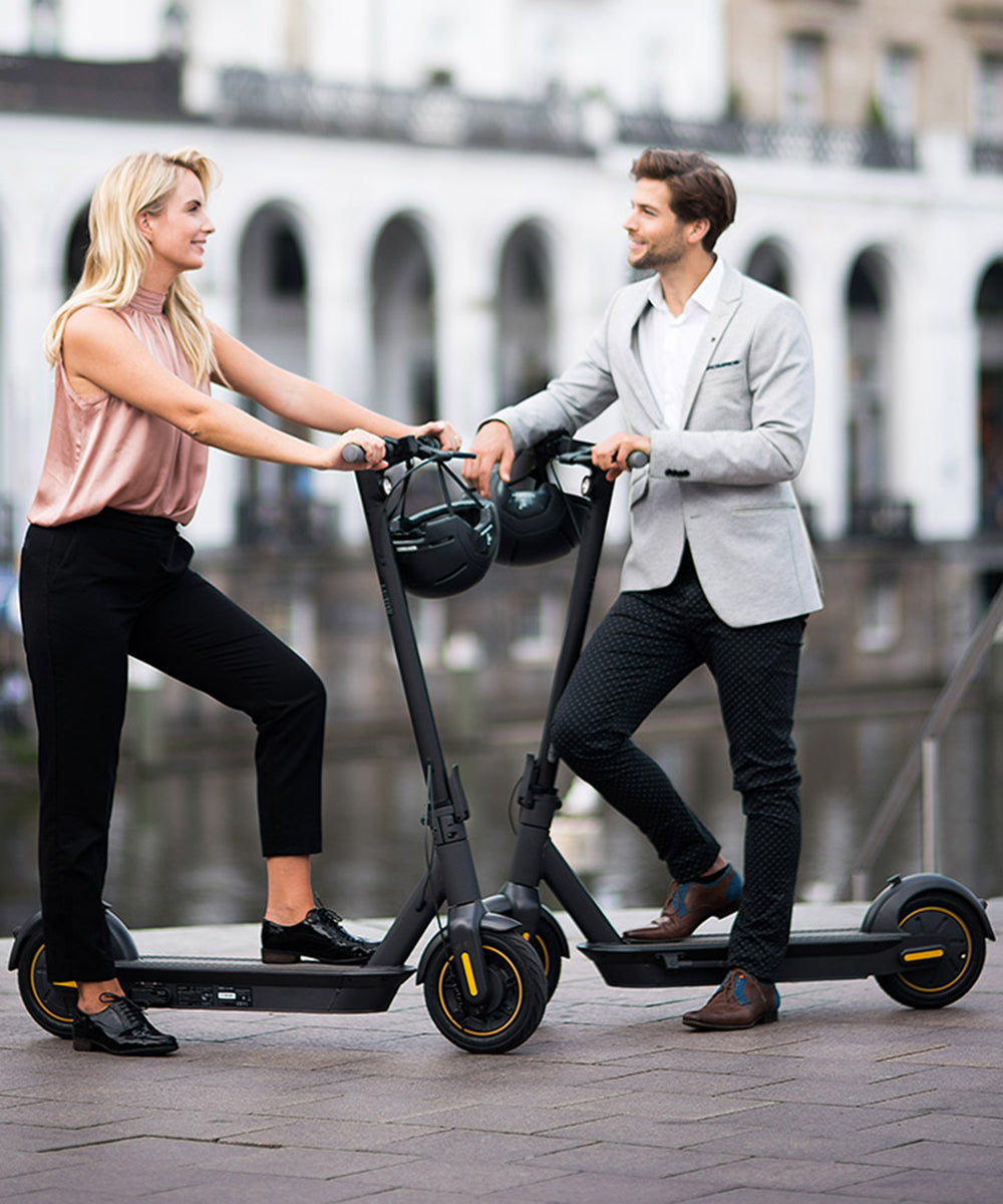 SCOOTER ÉLECTRIQUE 350W PLIANT E-SCOOTER 50KM GAMME 10" Pneu solide 15AH Avec APP