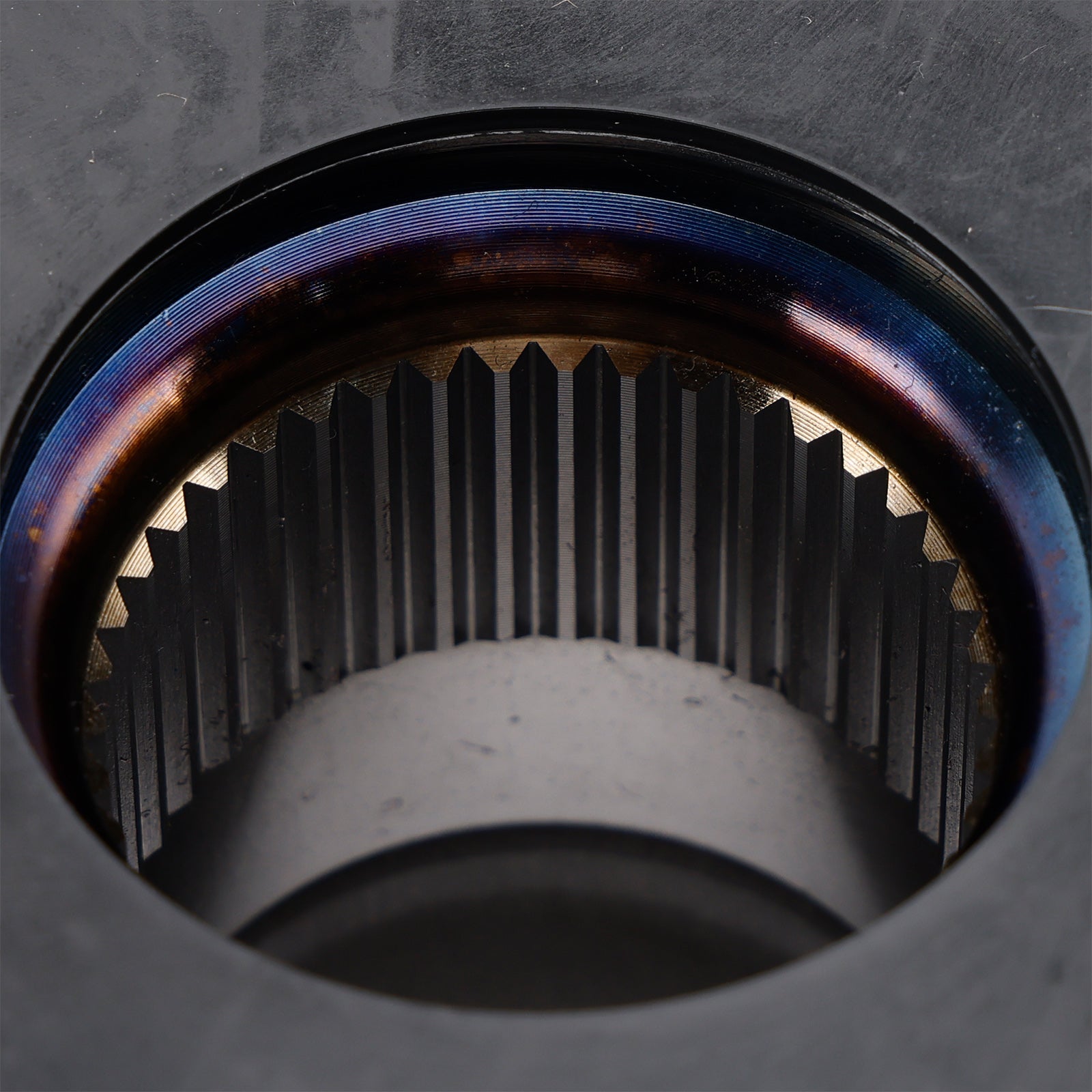 Komplet 2 prirobnic pesta sprednjega kolesa + ležaji + vijaki za Audi A4 8K, A6 C7, A5 8T, A8 4H in Q5 (referenca 4H0498625D).