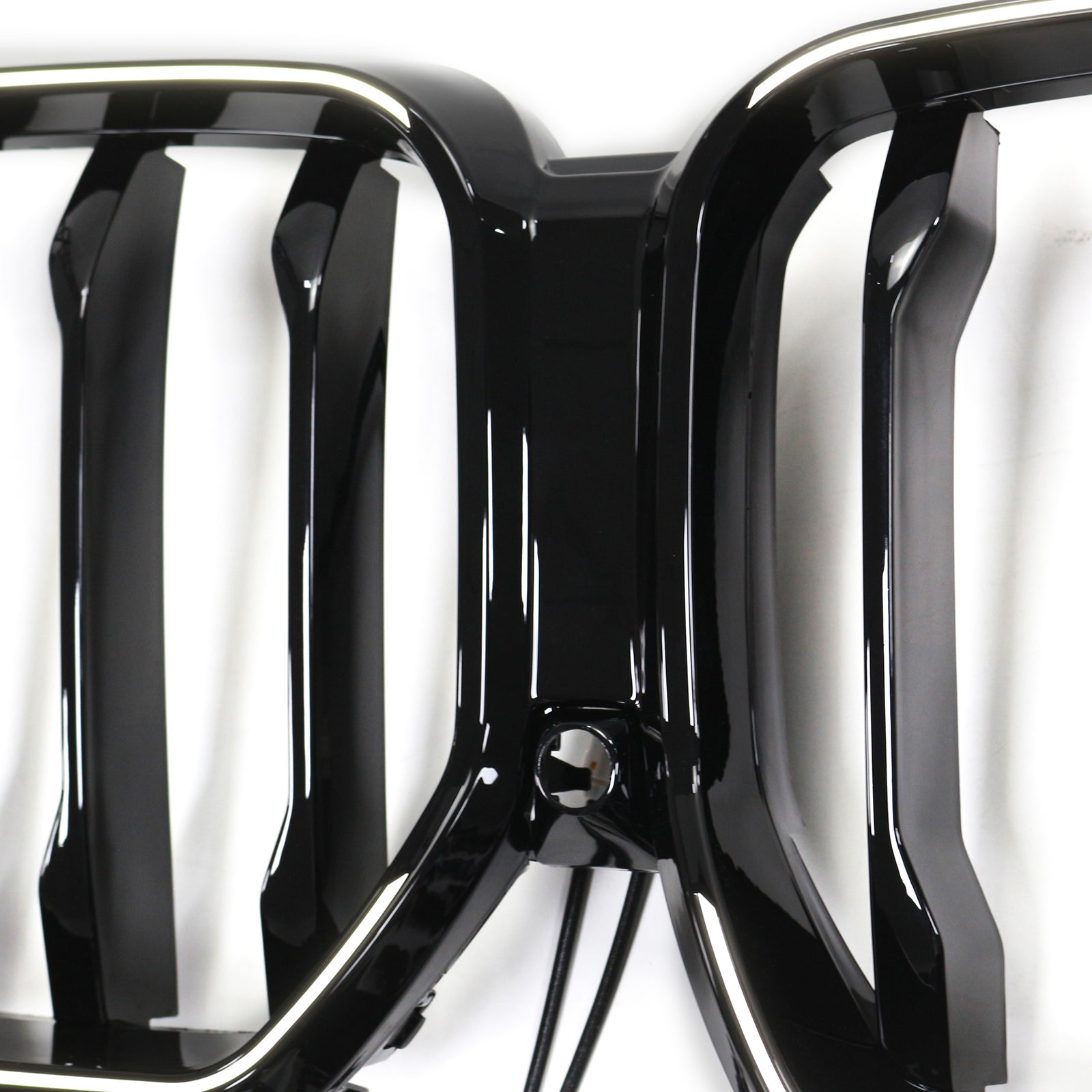 Musta etupuskurin ruudukko BMW X6 G06 M50i 2020-2022 kameran reikällä