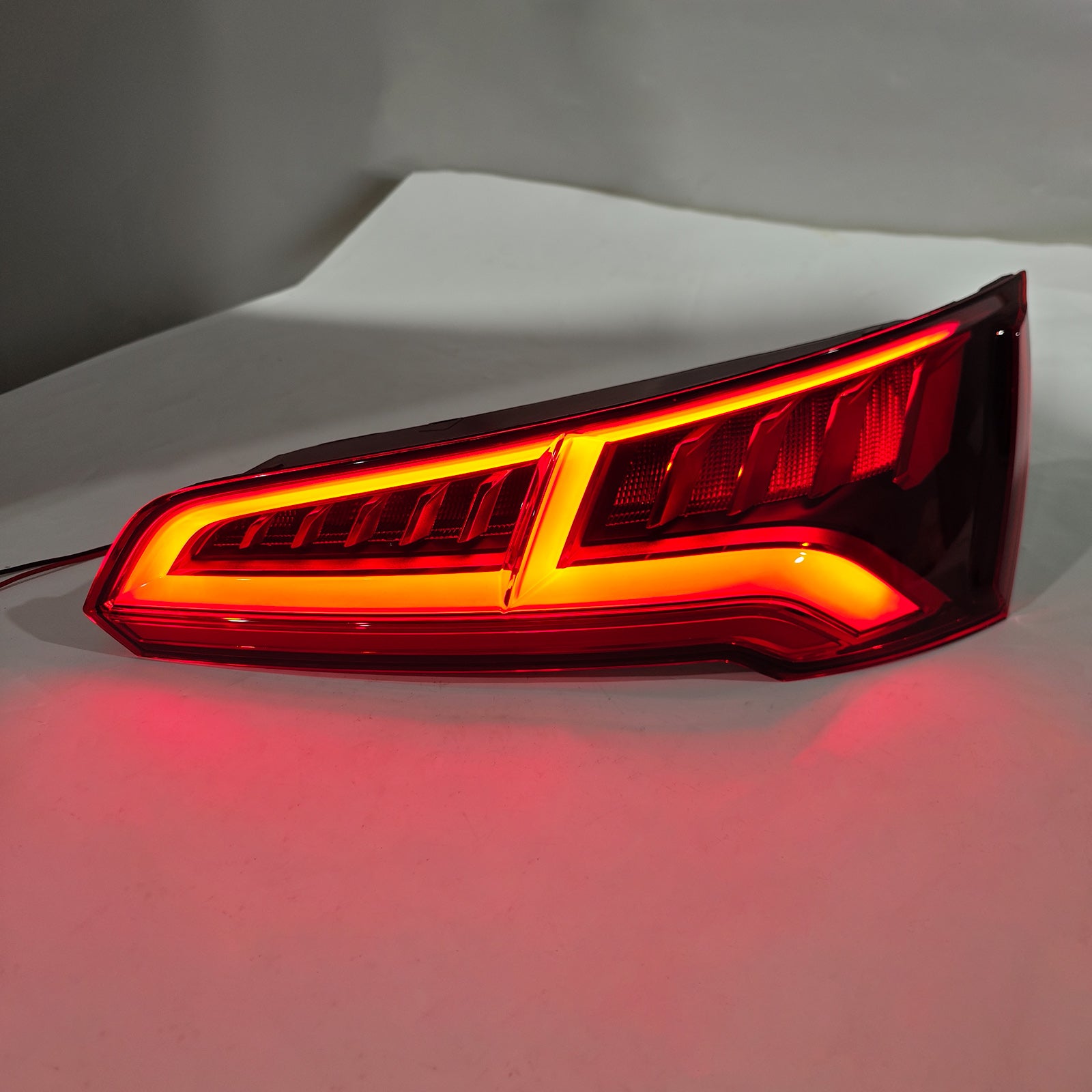 Desna LED zadnja luč 80A945094B za Audi Q5 MK2 pred restilizacijo 2017-2020, 5 nožic