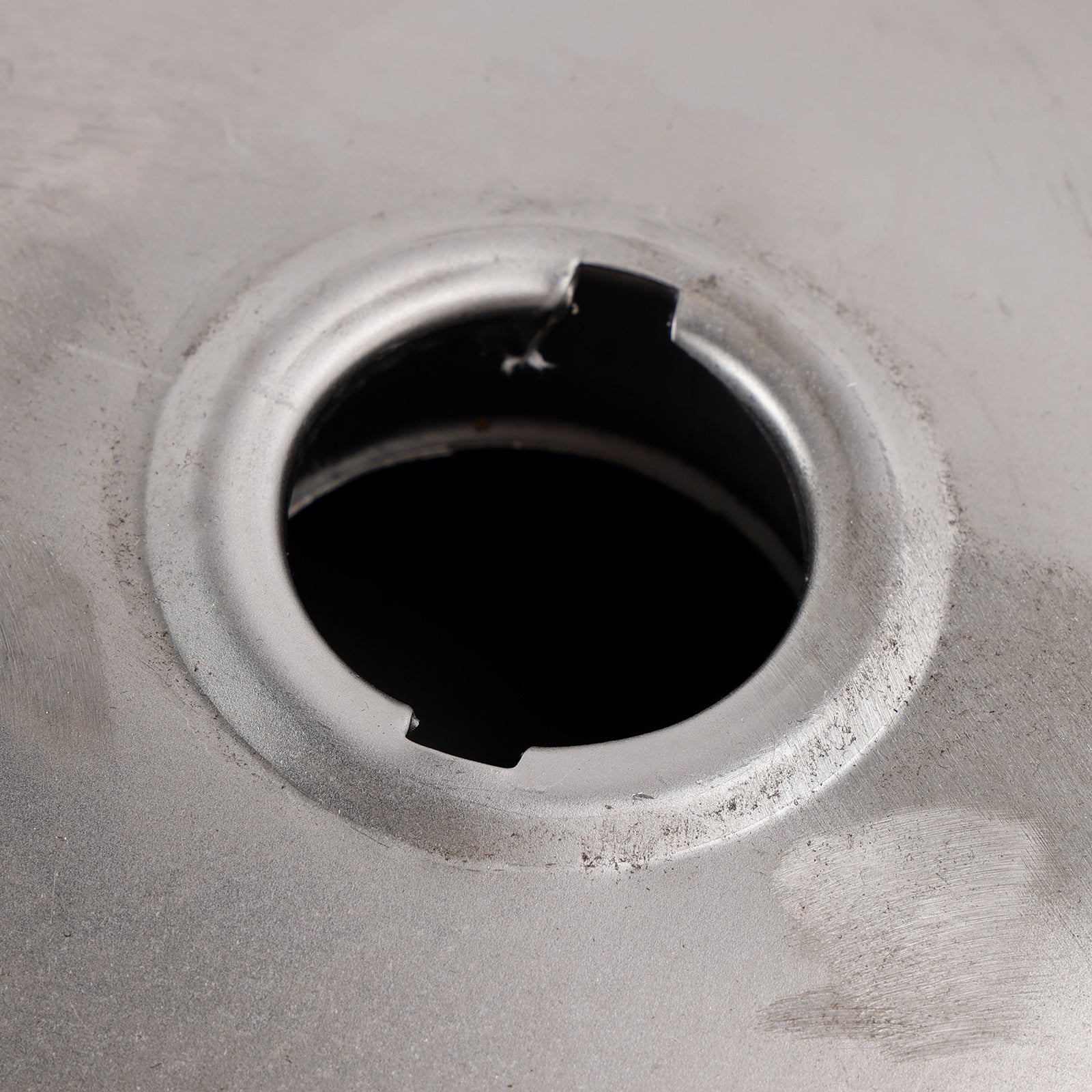 Ne -izbarvani bencinski rezervoar za CFMOTO Mandrill Cafe Racer 2,4 litra 9 L