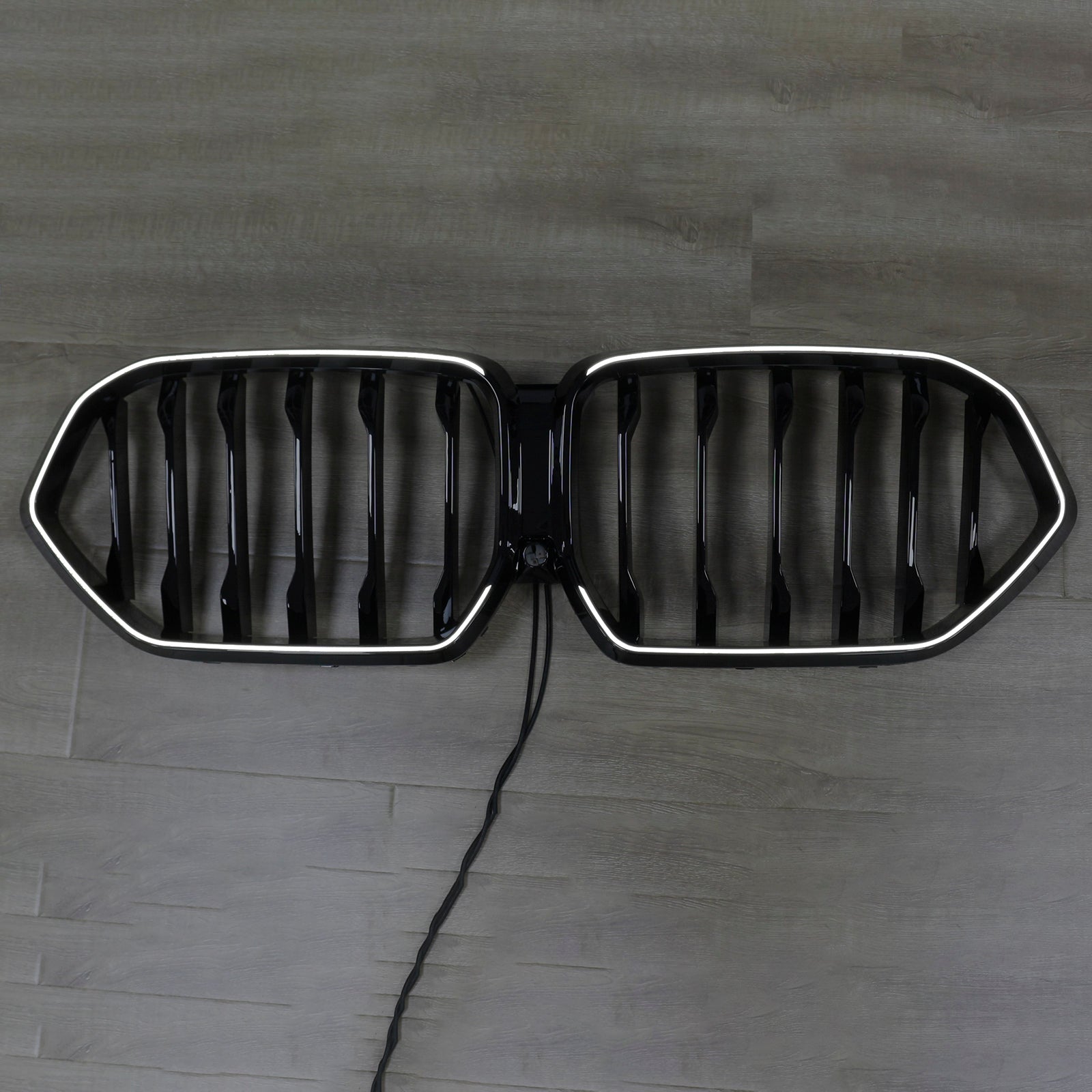 Musta etupuskurin ruudukko BMW X6 G06 M50i 2020-2022 kameran reikällä