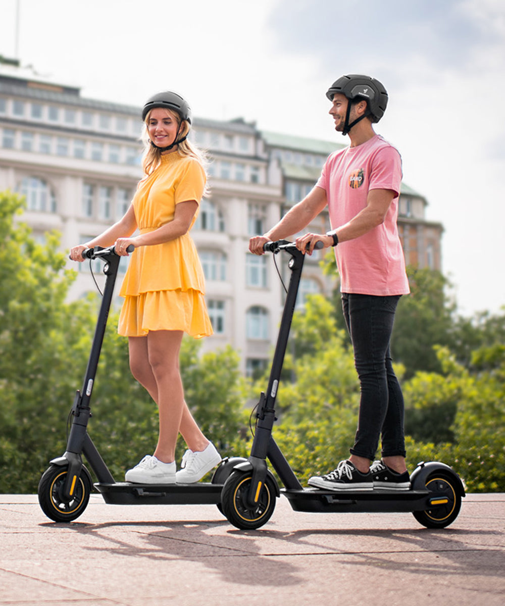 SCOOTER ÉLECTRIQUE 350W PLIANT E-SCOOTER 50KM GAMME 10" Pneu solide 15AH Avec APP