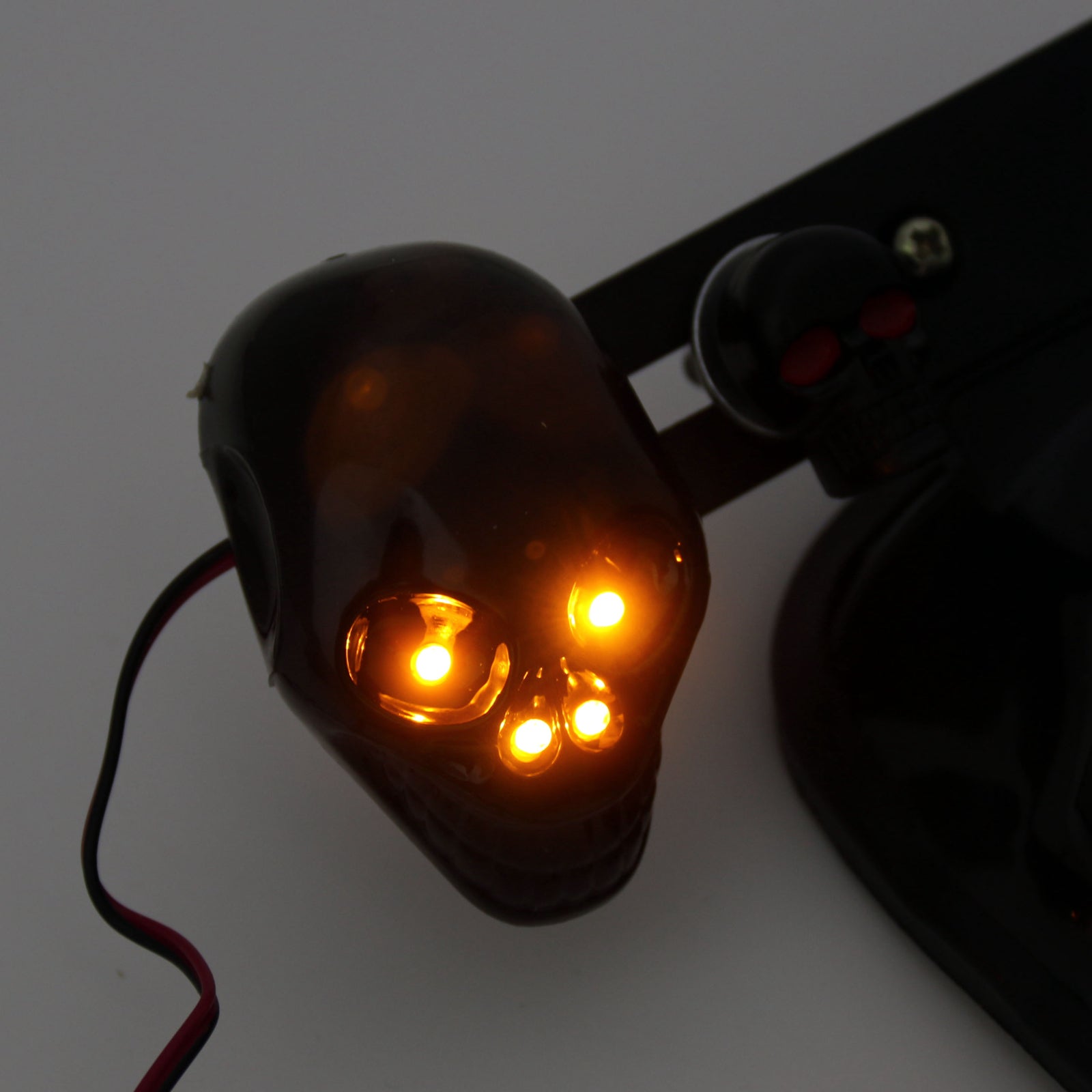 Luz trasera de freno trasero con señal de giro de calavera para motocicleta Harley genérica