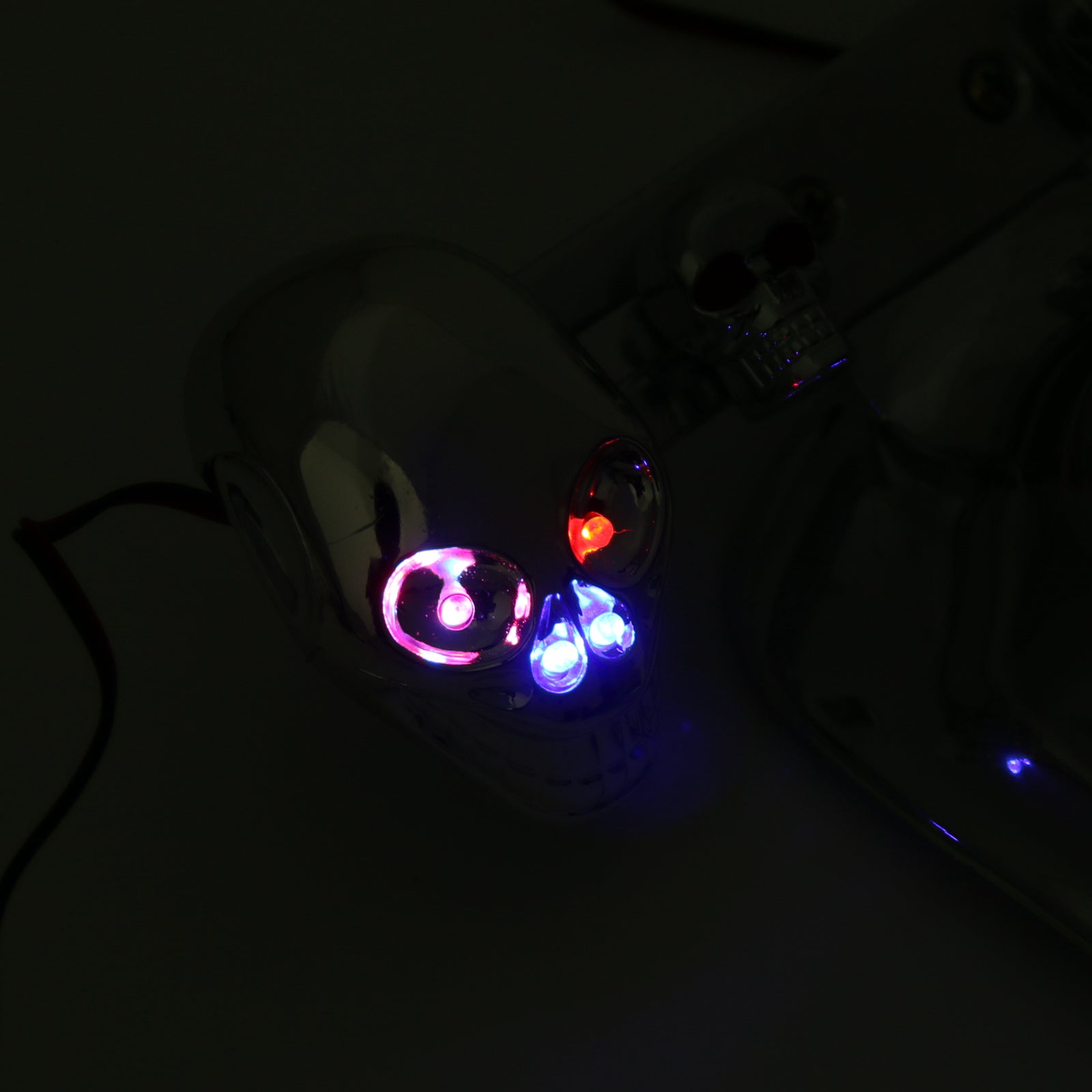 Indicatore di direzione della coda di arresto del freno integrato con teschio per moto cromato per Harley generico