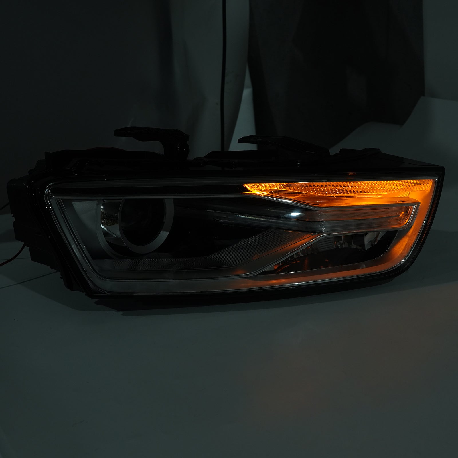 Oikea Xenon-ajovalo polttimolla ja liitäntälaitteella 8U0941044E Audi Q3 2016-2018
