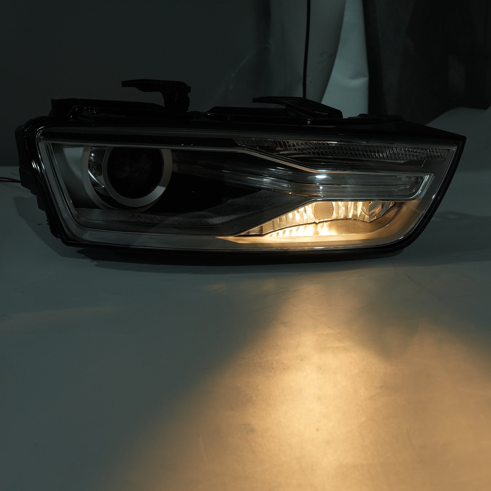 Oikea Xenon-ajovalo polttimolla ja liitäntälaitteella 8U0941044E Audi Q3 2016-2018