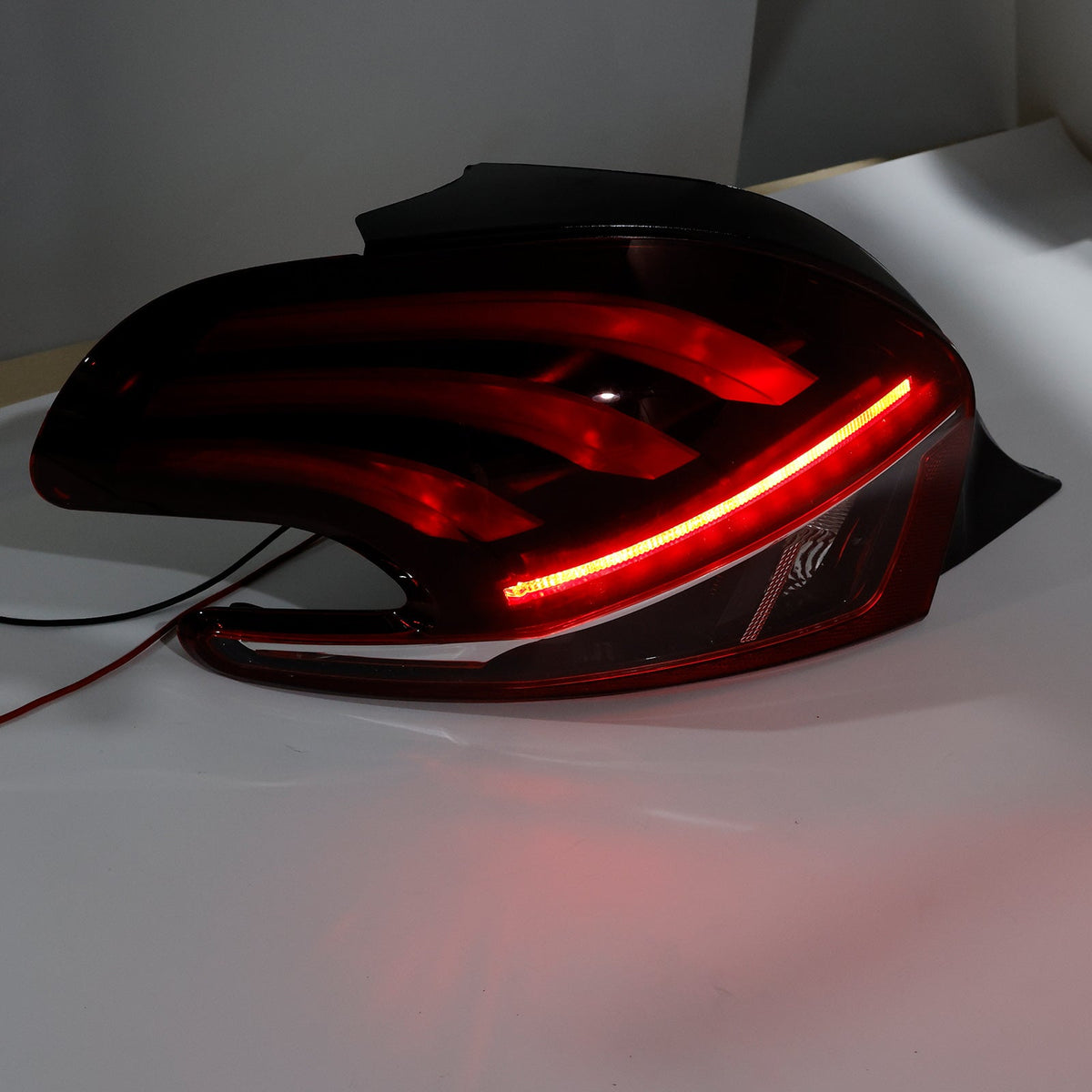 Feu arrière gauche à LED pour Peugeot 208 (modèles restylés, 2015-2019) - Référence : 9825601280