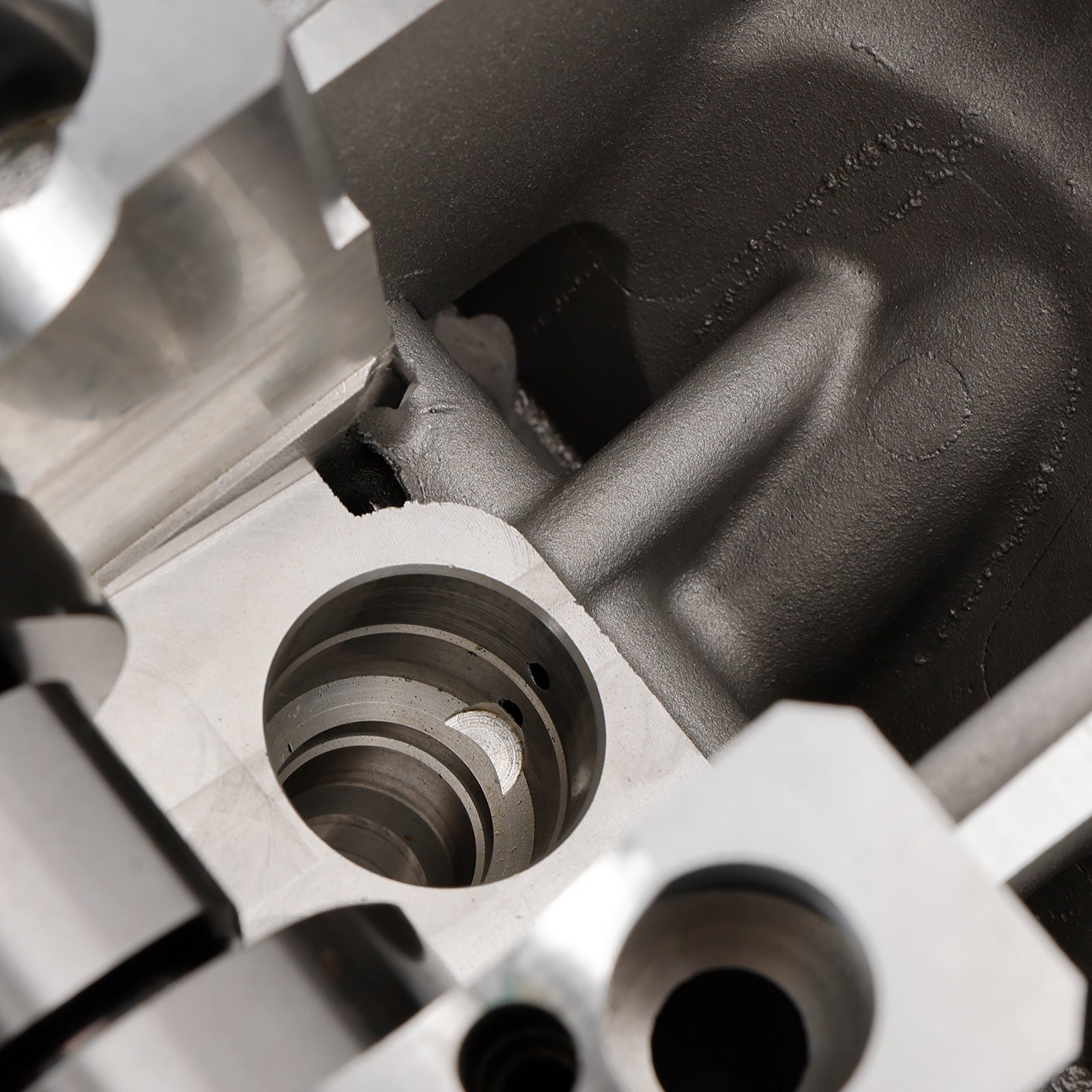 Moottorin sylinterikansi 100% Uusi 038103373R Audi VW Seat Skoda 1.9L 8V TDI - Sopii ASZ-, ARL-, BKC-, BXE-, BLT-malleihin jne.