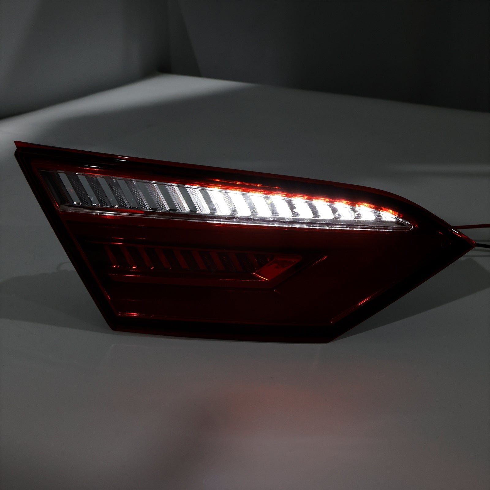 Feux arrière à LED rouges (gauche et droite) pour Toyota Camry Berline 4 portes (2016-2021)