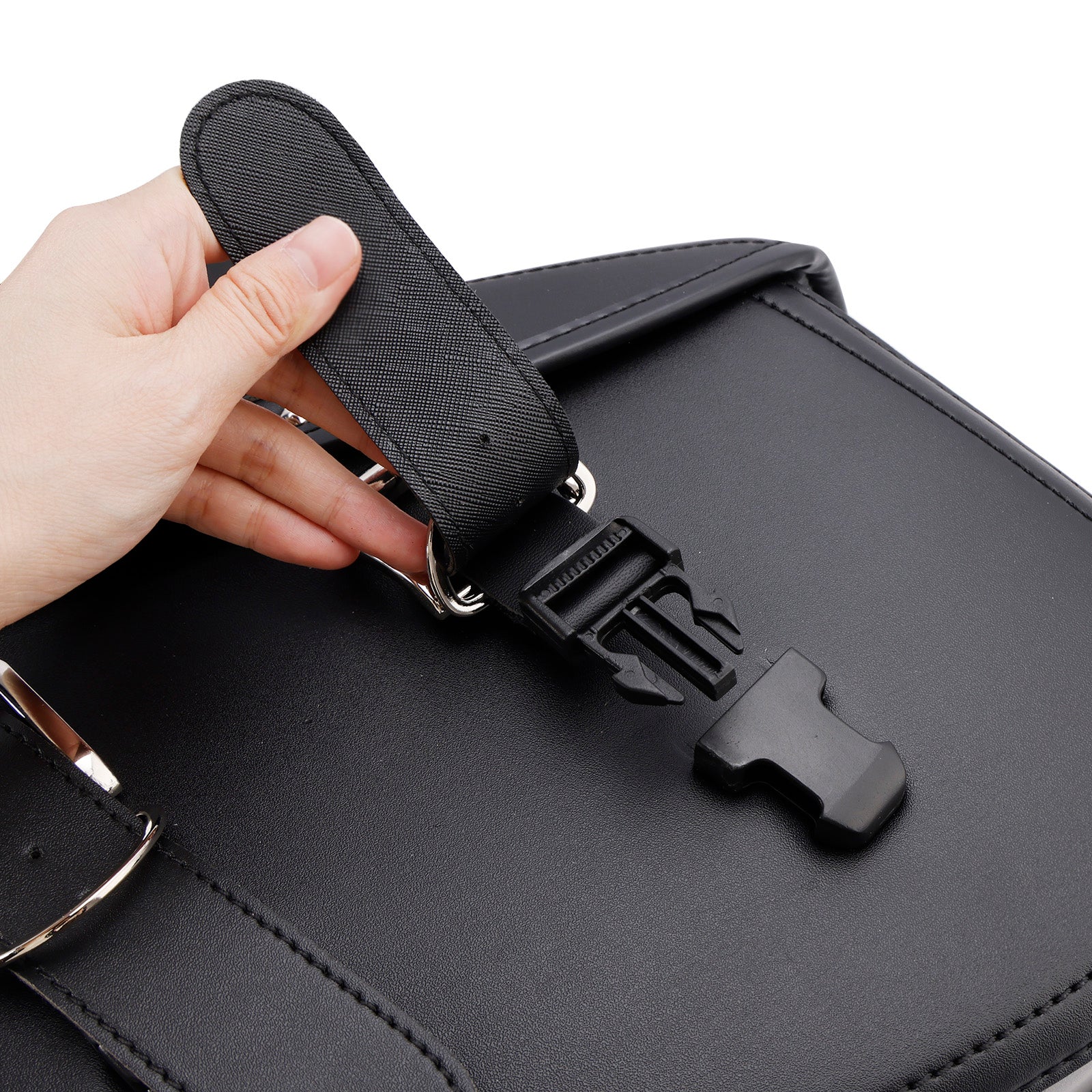 Ujemajoč sedež z ustreznim, črnim, 42 l sedlom, za skuter in motocikel