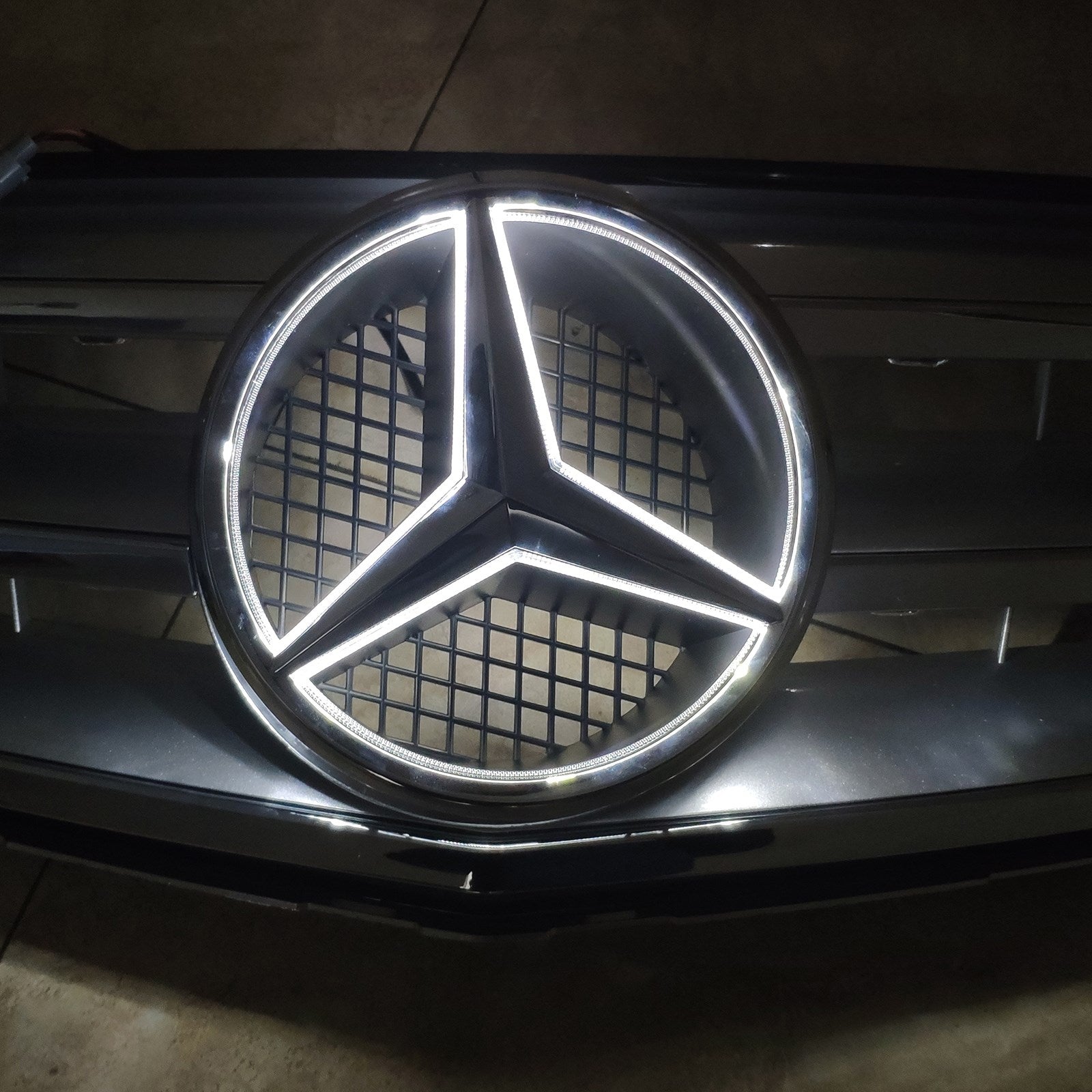 Grille centrale avec LED pour Mercedes-Benz Classe C W204 2008-2014 - Finition Argent