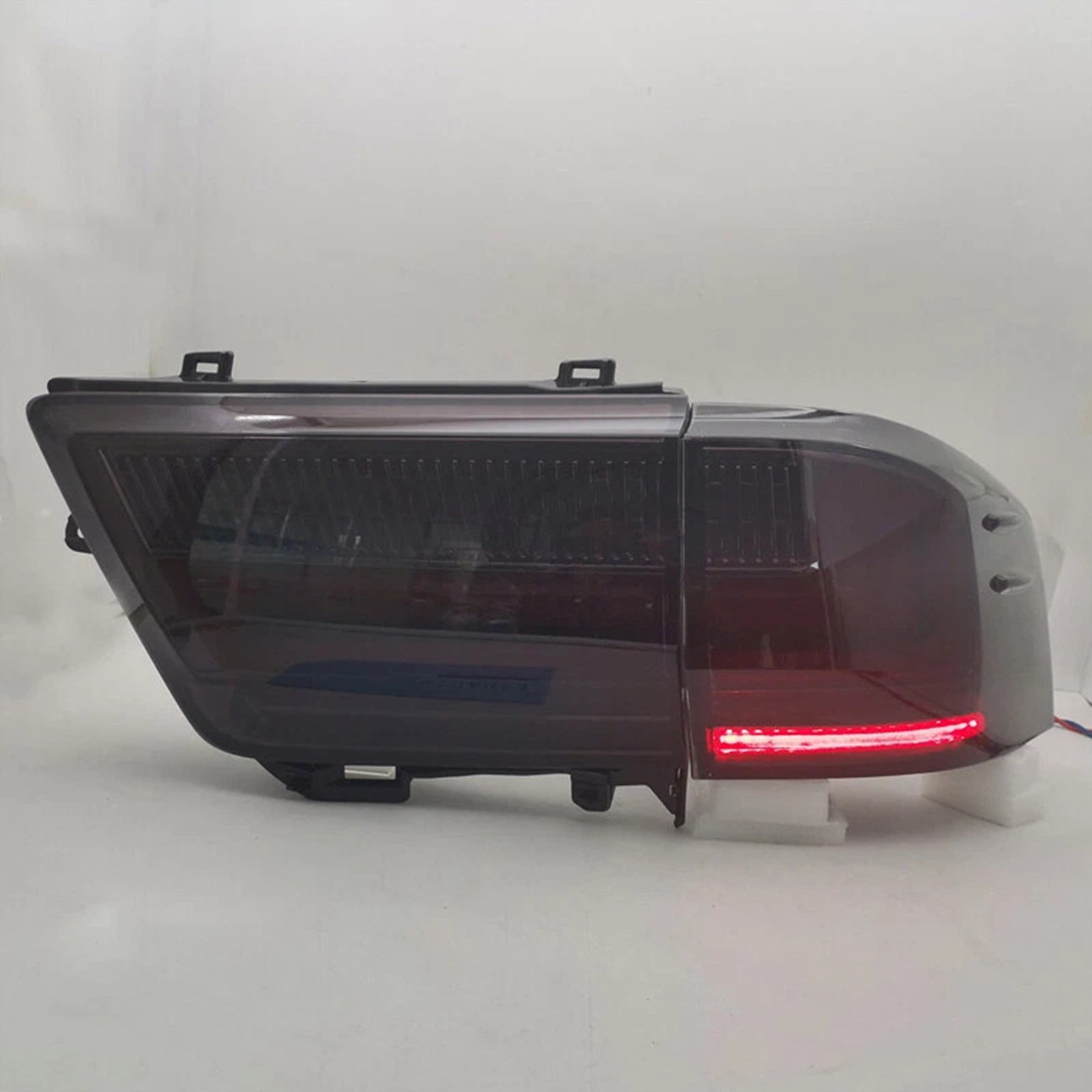 Zestaw tylnych i prawych tylnych świateł dla Toyota Land Cruiser LC300 2021-2023