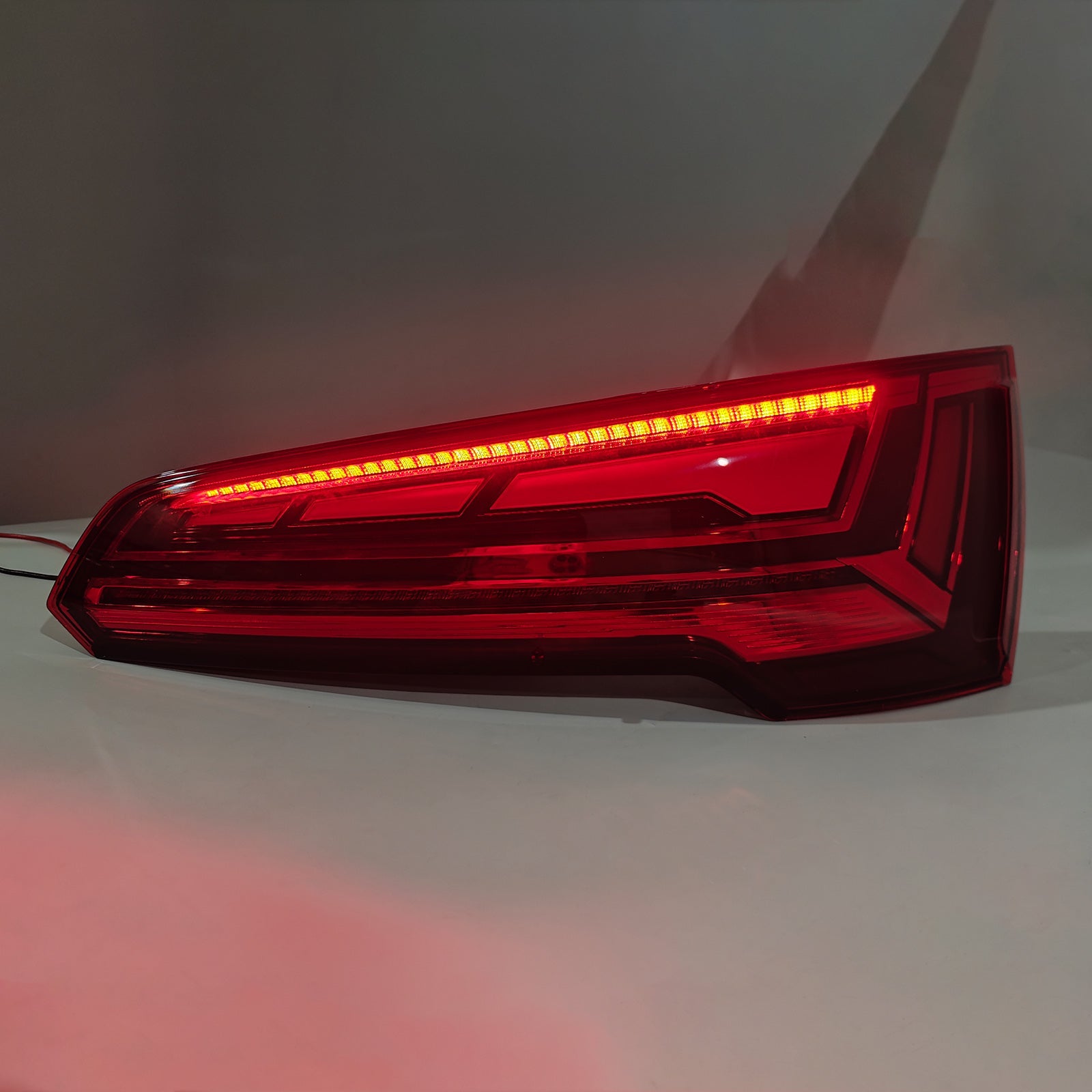 Feu arrière droit à LED pour Audi Q5 MK2 restylée 2021-2024 (5 broches)